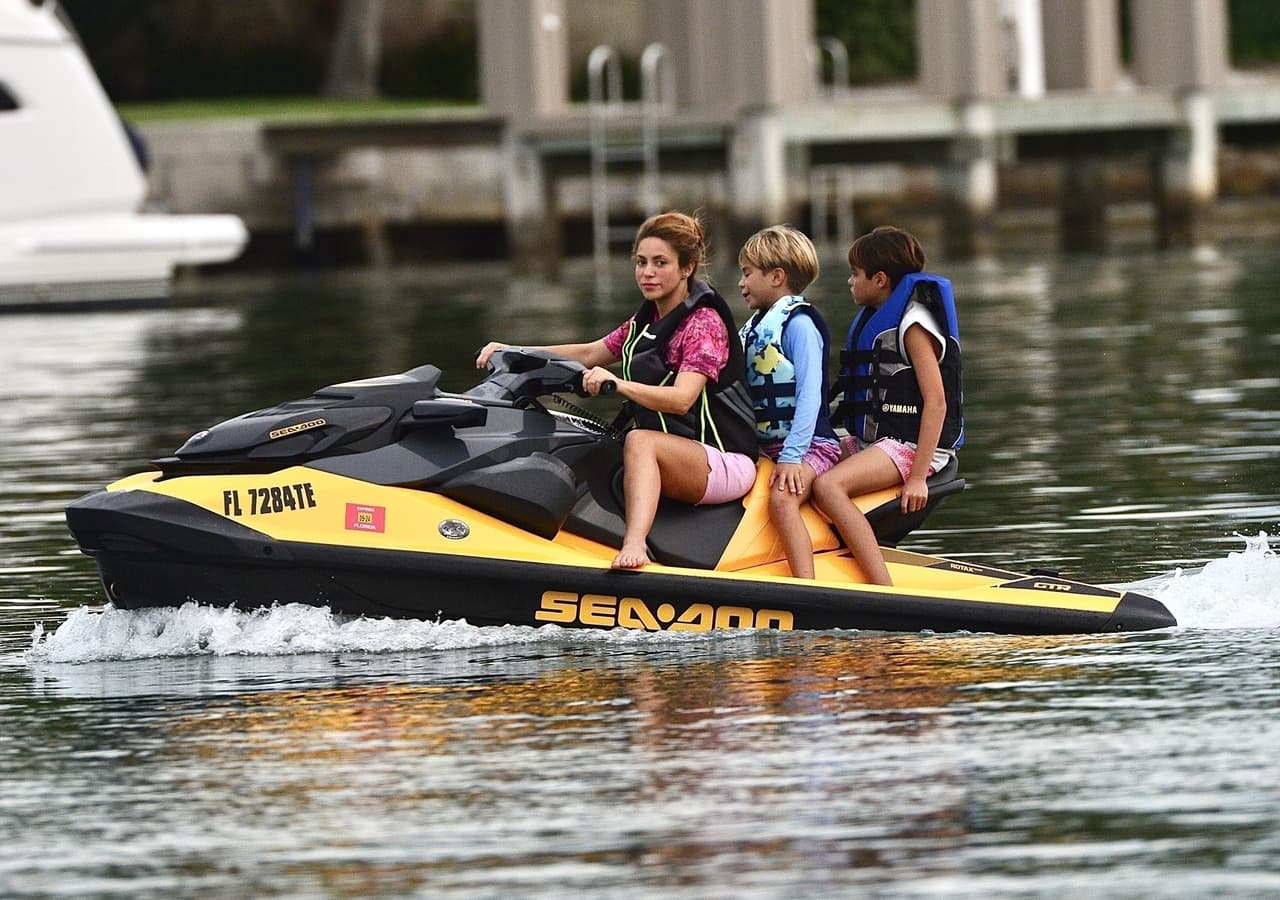 Shakira hizo jet ski en las aguas de Miami mientras llevaba a 
<b><a href="https://www.univision.com/famosos/shakira-hijos-milan-sasha-pique-hablar-motor" target="_blank">sus hijos Milan (10 años) y Sasha (8) </a></b>como compañía. 
<br>
