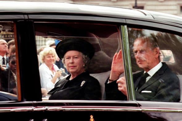 La reina Isabel y su esposo llegan a Buckingham para asistir al funeral de Diana.