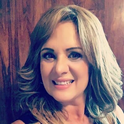 Su primer papel en una telenovela lo consiguió en 1977 con 'Acompáñame'. Más papeles comenzaron a llegar a ella, participó en 'El amor llegó más tarde', 'La llamada de tu amor', 'Añoranza' y 'Lágrimas negras'.