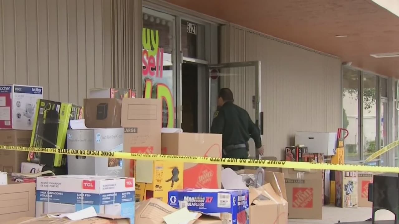 Arrestan a dos personas de una casa de empeño en Miami