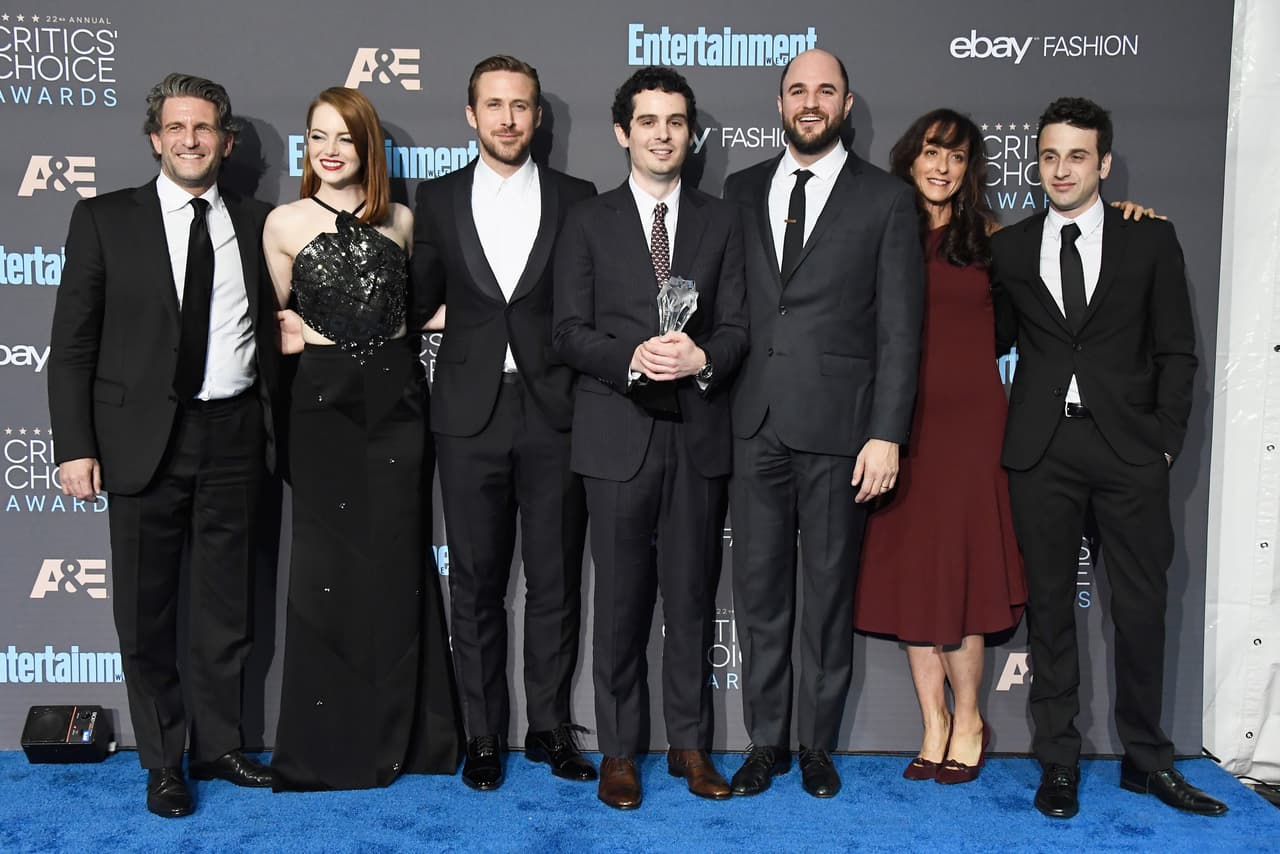 El joven director Damien Chazelle celebra el reconocimiento como 'Mejor director' con el elenco de la película 'La la Land'.