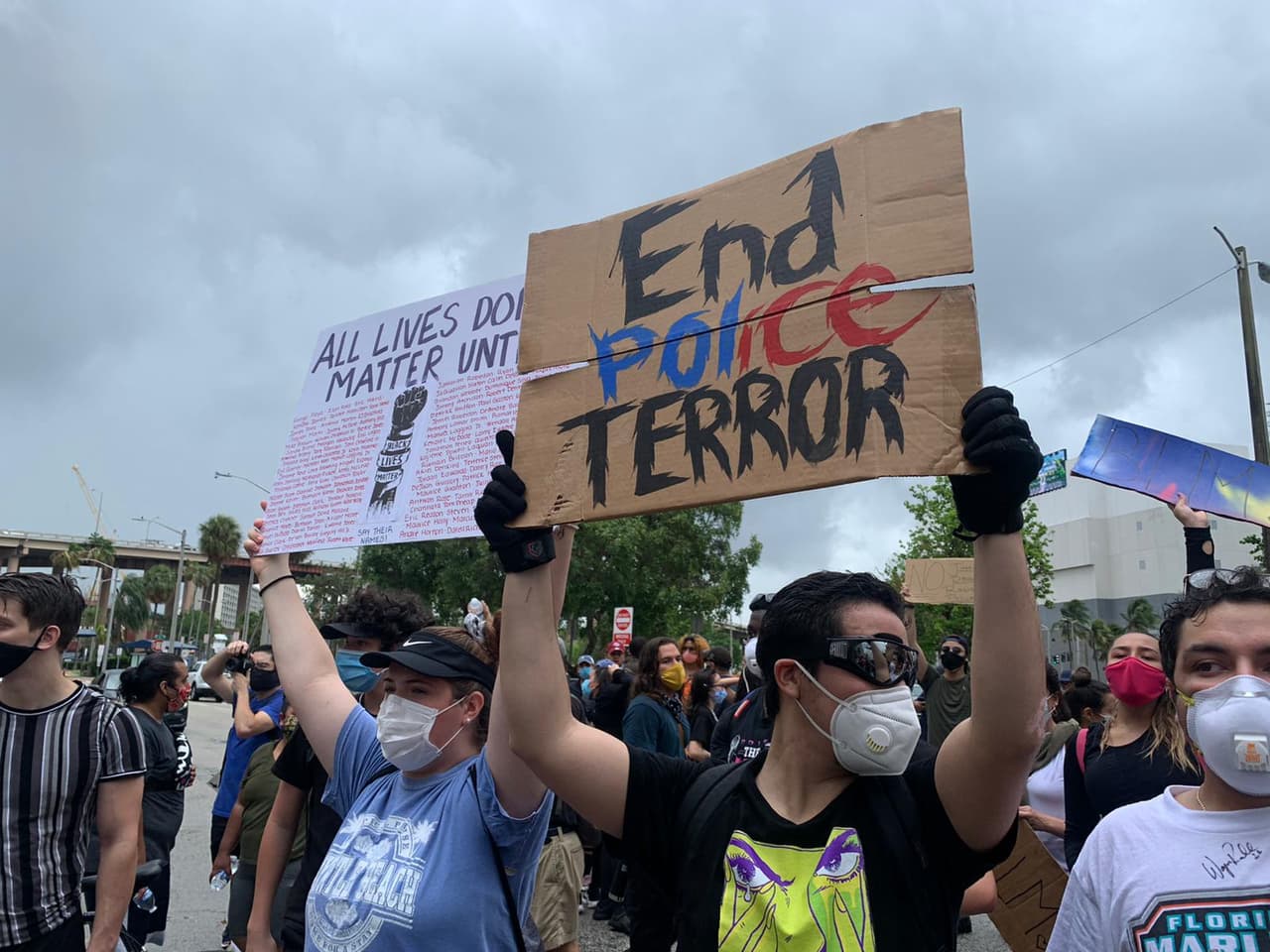 Sin importarles la lluvia, cientos de jóvenes manifestantes protestaron en Miami por cuarto día consecutivo, por la muerte de George Floyd,
<b> </b>el afroestadounidense que perdió la vida
<b> </b>a manos de un oficial blanco en Minneapolis.