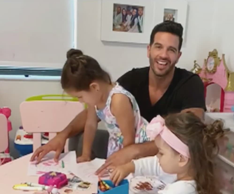 En el espacio de Pequeños y Valiosos, Yisus aprovechó el show para felicitar a su esposa Juliana, madre de Silvana y Anabella.