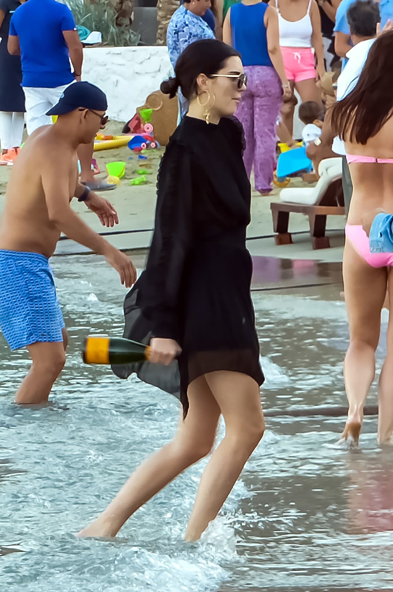 El clima en Mykonos, Grecia, está este verano por encima de los 80 grados farenheit. Sin embargo, Kendall Jenner se metió al mar con un vestido negro, largo y con los brazos cubiertos junto a su amiga su Bella Hadid.