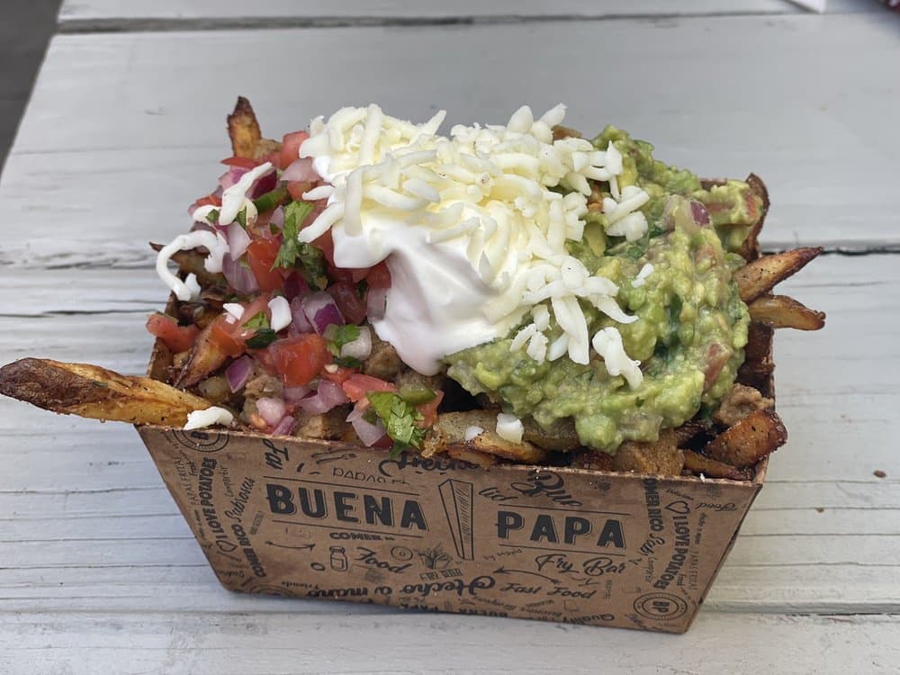<b>Buena Papa Fry Bar</b>
<br>Dirección: 411 W Morgan St Raleigh, NC 27603
<br>Sitio web:
<a href="https://www.morganfoodhall.com/vendors/buena-papa-fry-bar/">https://www.morganfoodhall.com/vendors/buena-papa-fry-bar/</a>
<br>Cómo llegar
<br>
<br>Sus dueños dicen que ofrecen “apas fritas con todos los ingredientes sabrosos que puedas imaginar” y que su comida tiene "inspiración colombiana, sabor latino, cortado a mano, hecho a pedido". Se especializan en “papas fritas gourmet con deliciosos toppings premium”.