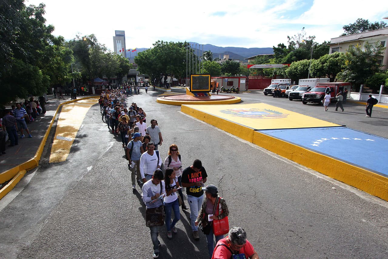 Largas filas de venezolanos buscando cruzar a Colombia.