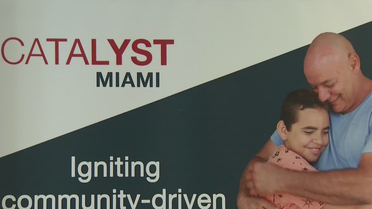 Organización de Miami ofrece ayuda financiera para pago de ciudadanía a inmigrantes