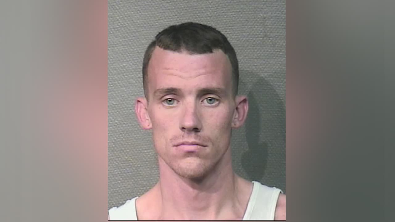 Las
<b><a href="https://www.univision.com/local/houston-kxln/lo-acusan-de-dejar-a-su-hija-en-un-auto-cerrado-bajo-altas-temperaturas-para-ir-a-comprar-drogas">autoridades</a></b> se percataron de que Keith Allen Golden II, tenía varías órdenes de arresto y una violación de libertad condicional.