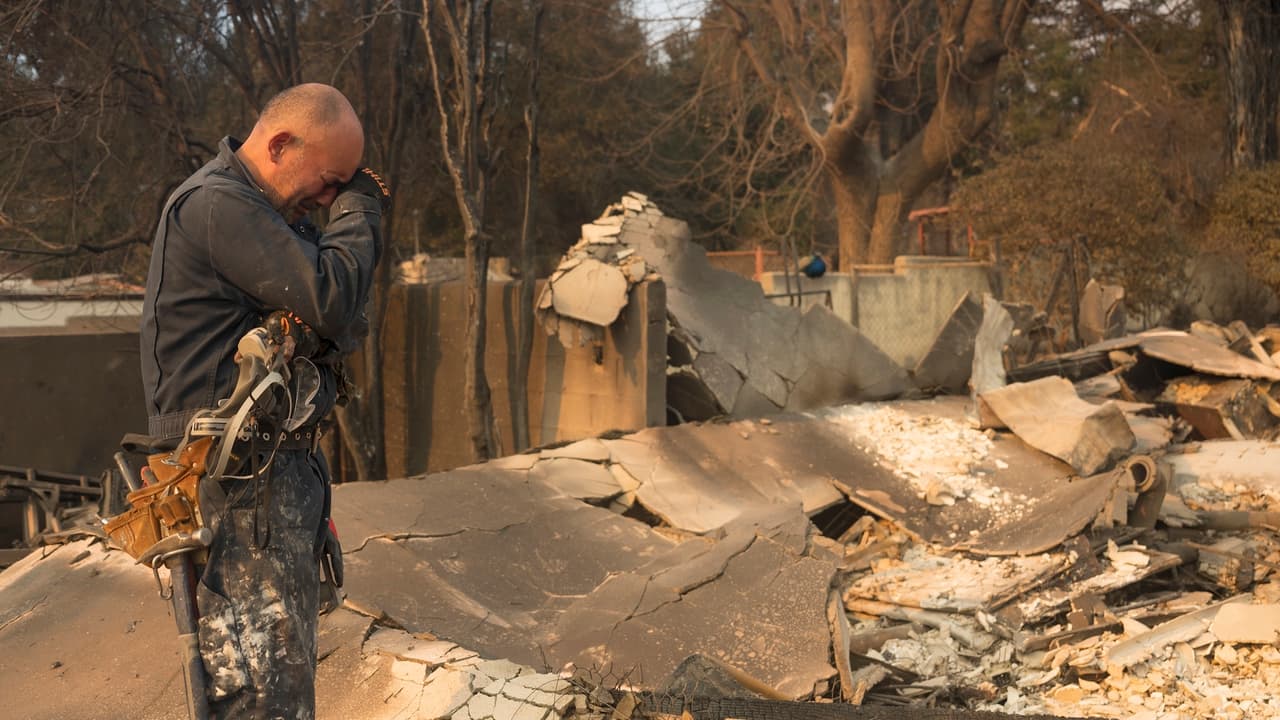 California busca agilizar la reconstrucción de viviendas destruidas durante los incendios en Los Ángeles