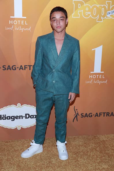 Mientras que el actor 
<b>Jason Genao</b> arribó en una actitud más seria al evento que se encargó de honrar a los hispanos famosos más bellos.