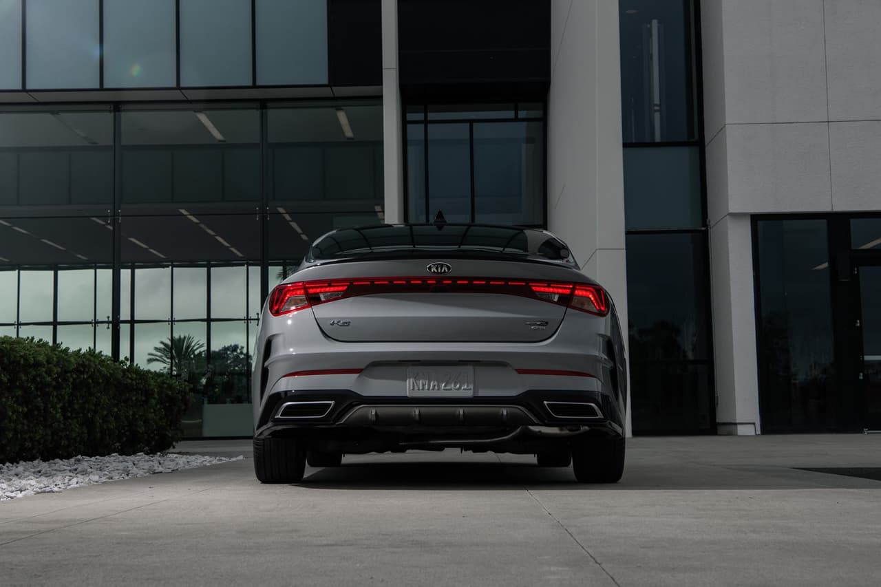 Comparado a la generación que reemplaza, el sedán es más ancho, más bajo y más largo.