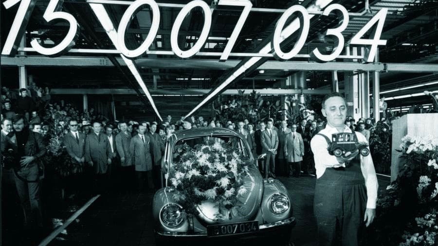 <h3 class="cms-h3-H3">4. Volkswagen Beetle </h3>
<br>
<br>La 
<b><a href="https://www.univision.com/noticias/autos-historicos/la-fascinante-historia-del-primer-volkswagen" target="_blank">historia del Volkwagen Beetle</a></b> es demasiado rica y complicada como para tratar de condensarla en un párrafo, sin embargo hay que señalar que en 1972 con la producción del Beetle 15,007,034 reemplazó Ford Modelo T como el modelo más vendido de la historia, un puesto que el viejo Ford había mantenido por los últimos 45 años. En la imagen podemos ver el histórico momento. Volkswagen construyó más de 23 millones de unidades del Beetle durante el transcurso de 64 años, con la interrupción que significó la Segunda Guerra Mundial.
<br>
<br>
<b>Año de estreno</b>: 1939
<br>
<b>Año de salida</b>: 2003