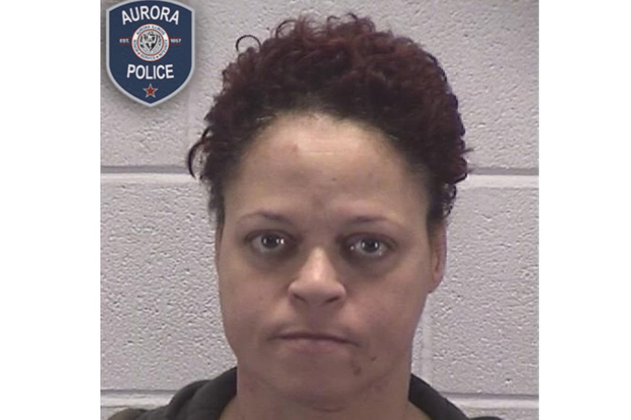 Le presentan cargos a una mujer de Aurora por beber alcohol y conducir un autobús escolar