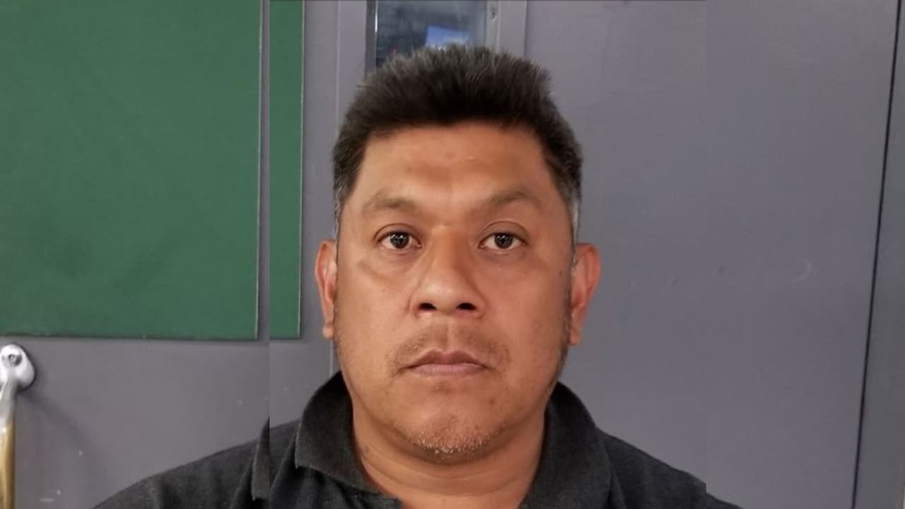 Carlos Castro Quintana fue arrestado por agentes de la estación de Nogales al sur de Arivaca, Arizona. El ciudadano mexicano es un delincuente previamente condenado por actos lascivos con un menor de 14 años en LosAngeles, California, según la Patrulla Fronteriza en Tucson.