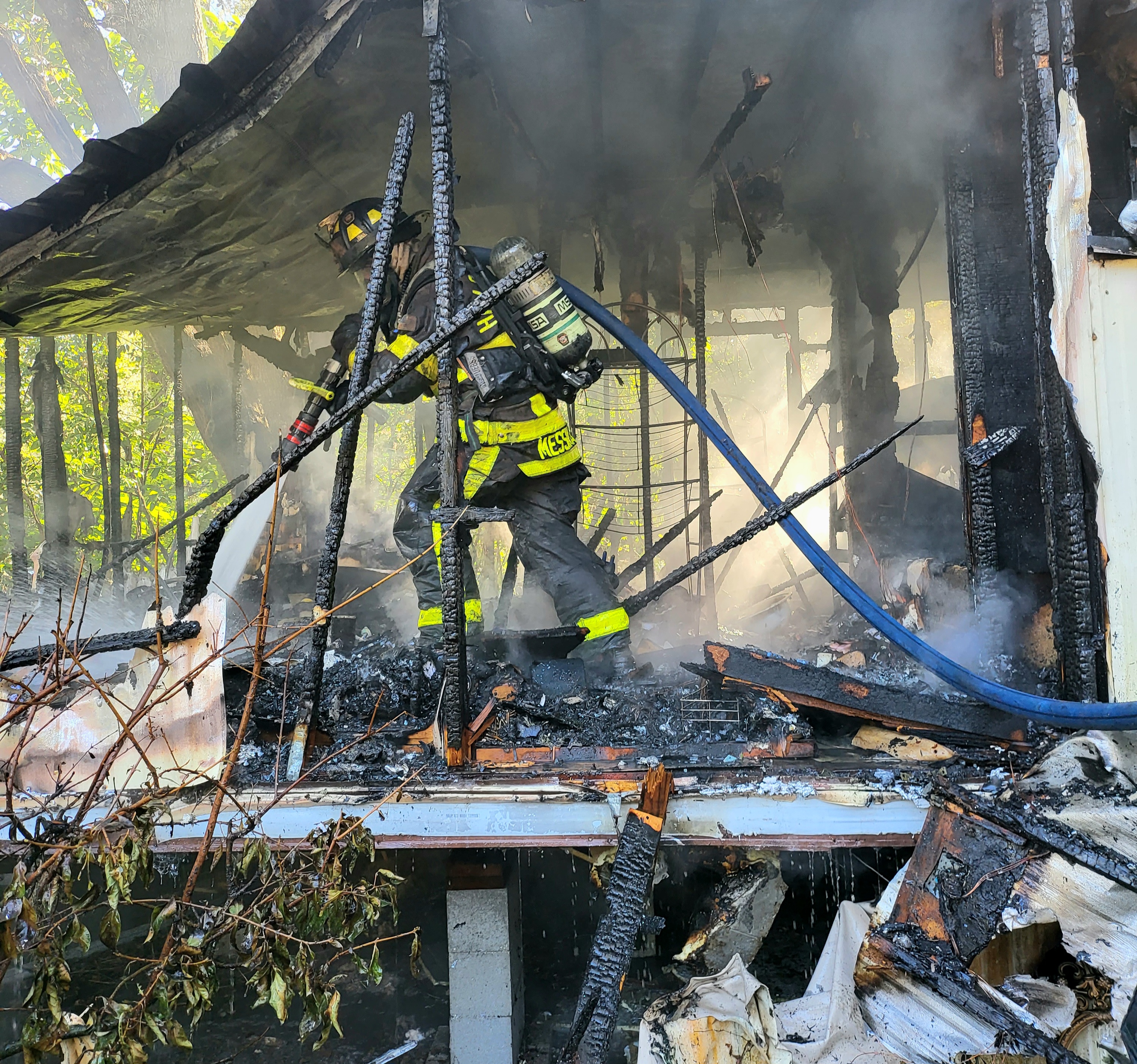 No se reportaron civiles ni bomberos durante tras el incendio.