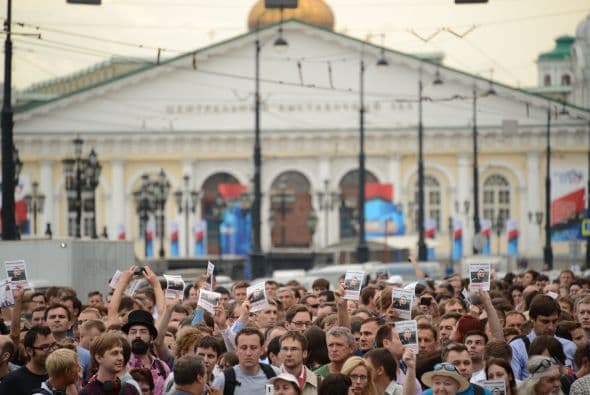 El alcalde en funciones de Moscú, Serguéi Sobianin, se pronunció a favor de que el dirigente opositor Alexéi Navalny se presente a las elecciones al Ayuntamiento de la capital rusa del próximo 8 de septiembre. Navalny decidió retirar su candidatura tras ser condenado la víspera a cinco años de cárcel en un caso de robo de madera y fraude, lo que de hecho le inhabilitaba para tomar parte en unas elecciones. Después de su arresto, condena y posteriores demostraciones en St. Petersburg y otras ciudades rusas, el bloguero fue puesto en libertad en forma inesperada. Al quedar en libertad hasta que se resuelva la apelación de la sentencia, el opositor podría concurrir teóricamente a los citados comicios. Tras abandonar la prisión preventiva de la ciudad de Kírov, unos 900 kilómetros al este de la capital, Navalny señaló que tomara una decisión cuando vuelva a casa. Mientras, el veterano opositor liberal, Borís Nemtsov, animó hoy a Navalny a postular su candidatura, "continuar hasta el final y ganar". "Estoy convencido de que si en las elecciones recibe más de un millón de votos, no se atreverán a encerrarlo. La garantía de inmunidad de Navalny depende directamente del apoyo popular", apuntó. Navalny, bloguero anticorrupción que sacó a la luz los trapos sucios del partido del Kremlin, era considerado hasta su condena ayer a cinco años de cárcel el dirigente opositor con mayor gancho electoral. Los analistas no creen en una posible victoria de Navalny en las elecciones a la alcaldía, pero consideran que su condena sí puede traerle réditos electorales. Uno de los organizadores en diciembre de 2011 de las mayores protestas antigubernamentales desde la caída de la Unión Soviética, Navalny fue el dirigente más votado cuando la oposición extraparlamentaria decidió crear un consejo coordinador.