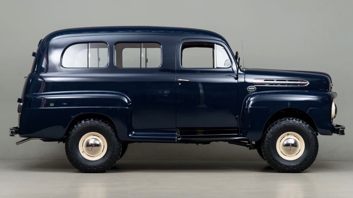 Se podría decir que en la primera década del siglo XX cuando no existían vías pavimentadas
<b> todos los autos eran SUVs</b>. Los primeros carros contaban con enormes distancias del suelo y era capaces de todo tipo de proezas. En 
<b><a href="https://youtu.be/UD9LM7Fu948?t=57" target="_blank">YouTube</a></b> se pueden ver incontables videos del Ford Model T subiendo escaleras o cruzando ríos. Pero a medida en que se fueron construyendo autopistas y que los fabricantes fueron incorporando mejoras aerodinámicas, las autos se hicieron cada vez más bajos y menos aptos para labores todoterreno. 
<br>
<br>Después de la segunda guerra mundial, 
<b>Ford</b> identificó la necesidad de un vehículo con espacio de carga y capacidad todo terreno. Al no contar con la experticia en el diseño y fabricación de trenes motrices 4X4 Ford acudió a 
<b>Marmon-Herrington</b>, una compañía especialista en ejes y cajas de transferencia para encargarse del tren motriz de vehículo. Fue así como nació la
<b> Ford Ranger Marmon-Herrington</b>.