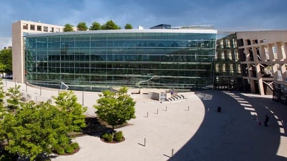 Hombre asalta guardias de seguridad y policías en la Biblioteca Pública de Salt Lake City