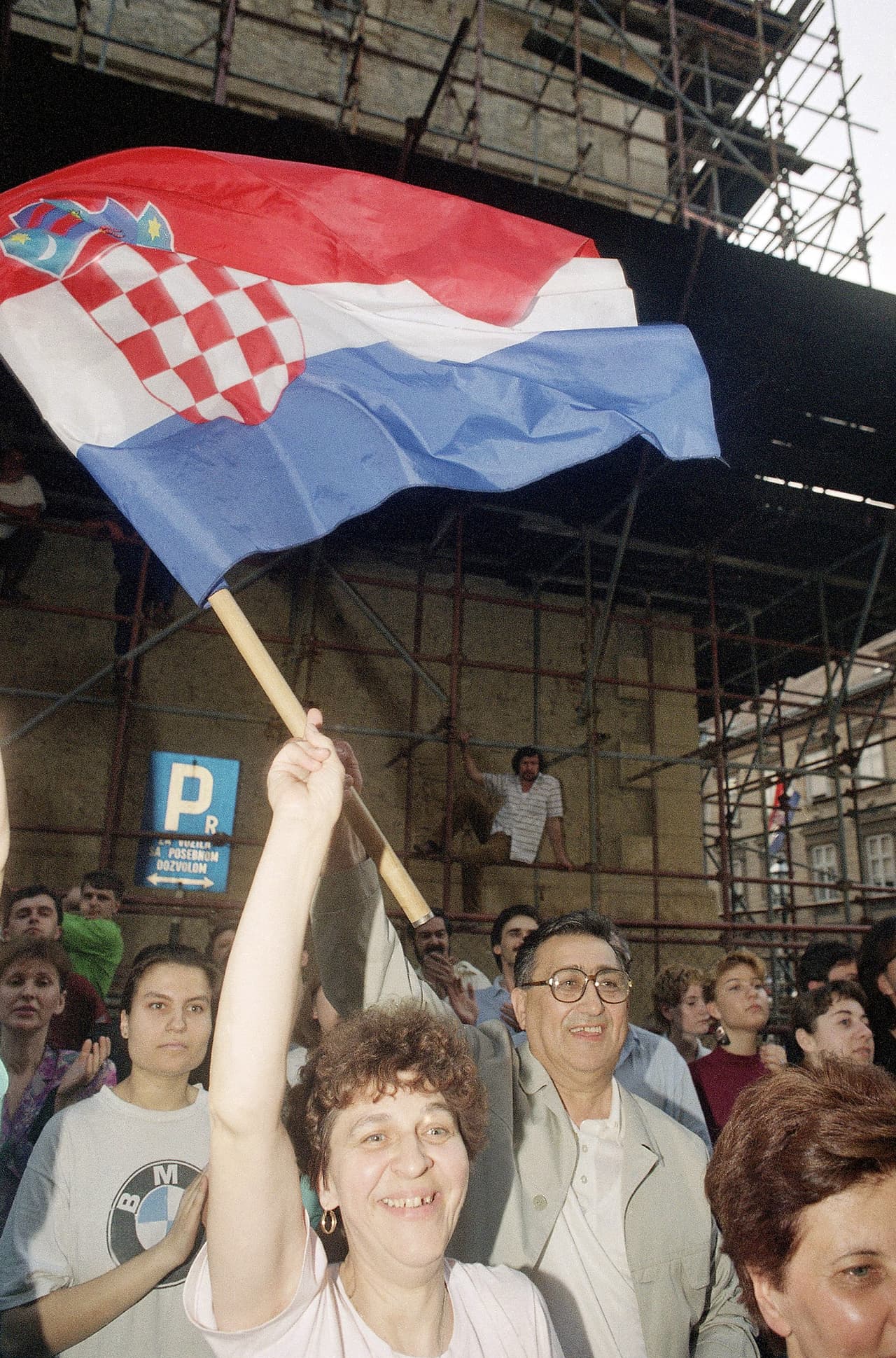 Los croatas intentaron independizarse de Yugoslavia cuyo ejército era dominado por los serbios, que se negaron a esta separación y reprimieron los intentos independentistas con todo su poderío militar también en Macedonia, Eslovenia y Bosnia, dando origen a uno de los más sangrientos enfrentamientos que se tenga recuerdos en la Europa moderna. La fotografía, tomada en junio de 1991, muestra a la población de Zagreb ondeando su bandera después de declarar la independencia.