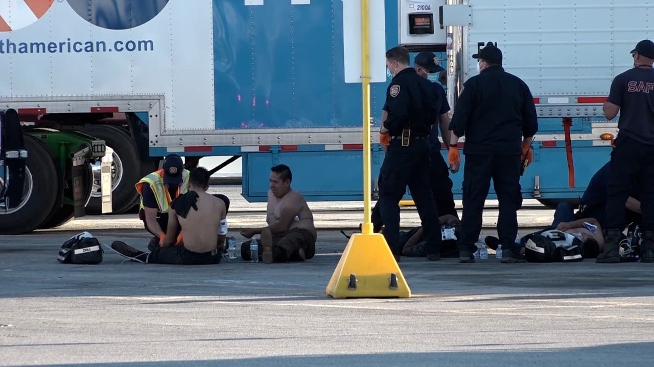 Los inmigrantes, cuyas identidades y países de orígenes se desconocen, salieron de la parte trasera del camión.