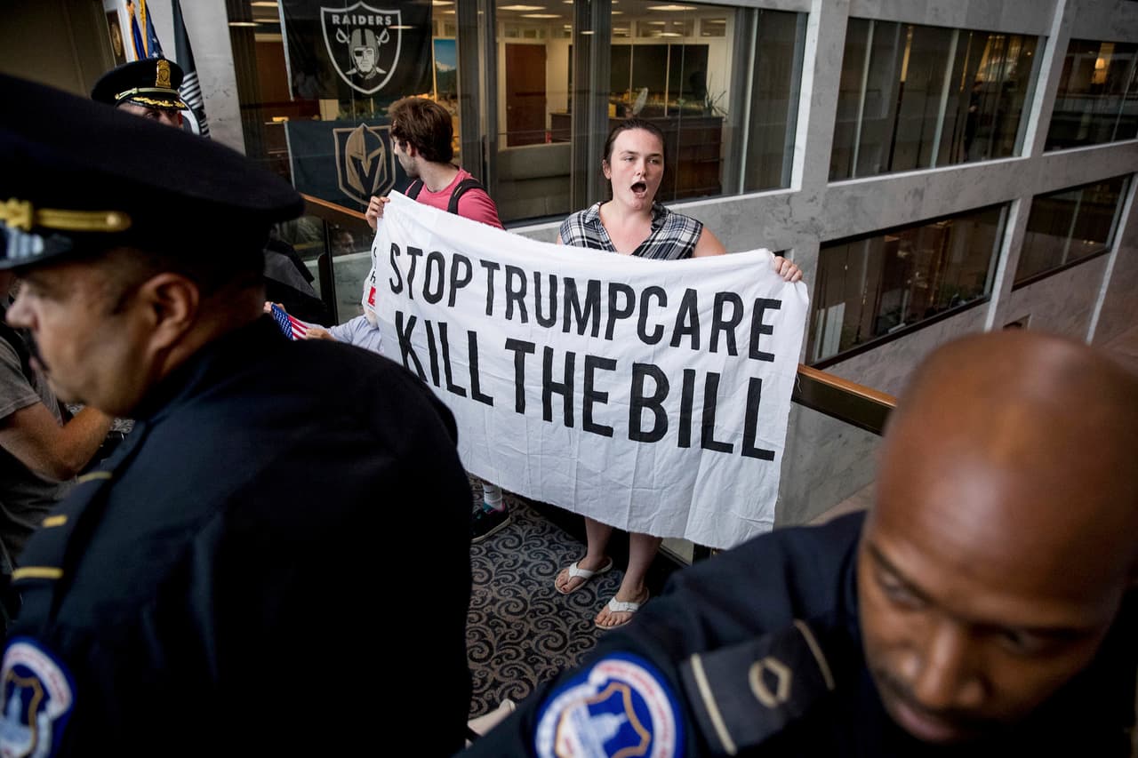<b>"Detengan Trumpcare, maten la ley"</b>, se lee en una pancarta de la protesta de este lunes en las oficinas del Capitolio contra el proyecto de ley de salud de los republicanos.