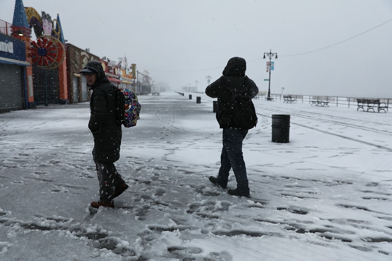El piso congelado de un paseo marítimo congelado en Coney Island, Brooklyn, Nueva York.