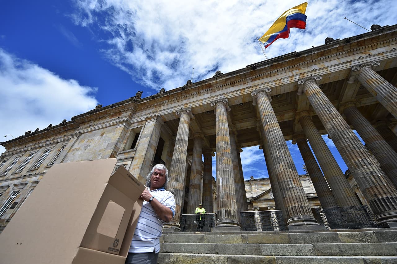 Colombia vota en la segunda vuelta de unas polarizadas elecciones presidenciales