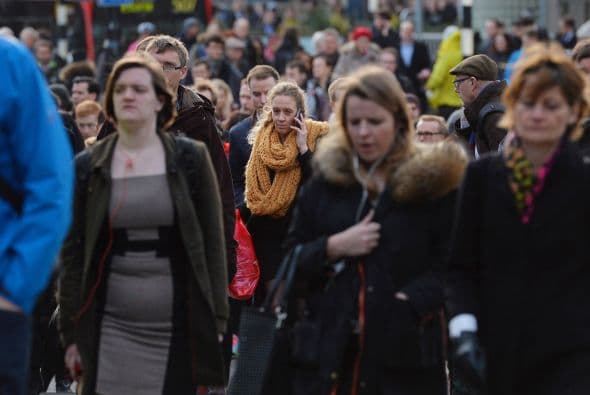 Protestan por el cierre de oficinas de venta de billetes, lo que ha causado serios problemas de transporte para millones de personas.