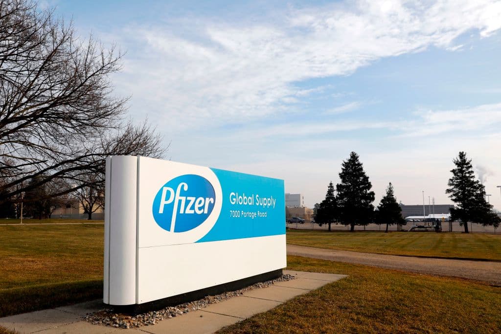 Ya es oficial: 
<a href="https://www.univision.com/deportes/mas-deportes/esperanza-mundial-vacuna-de-pfizer-contra-covid-19-es-90-eficaz">la vacuna de Pfizer / BioNTech </a>recibió la autorización y está a punto de enviar 100 millones de dosis, suficientes para vacunar a 50 millones de estadounidenses, en los próximos meses. 
<br>