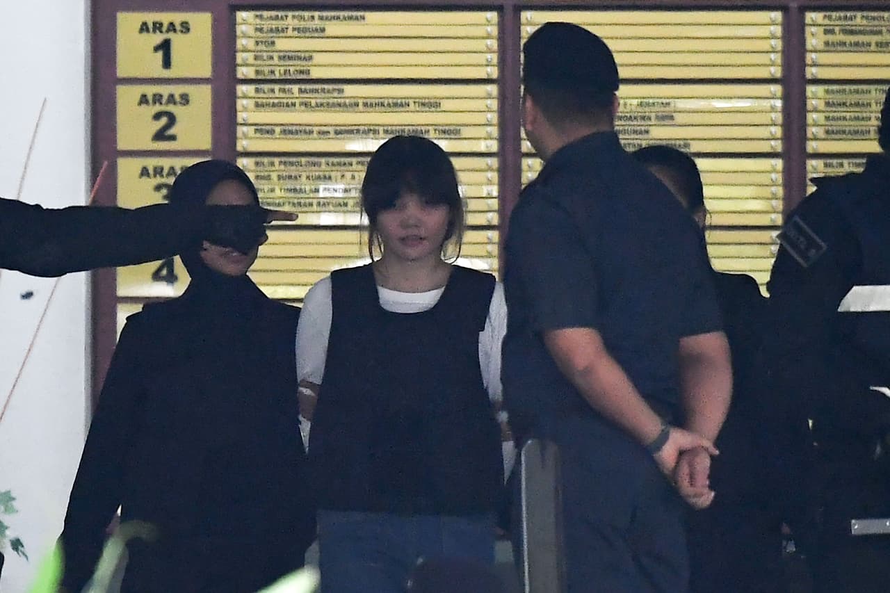 Royal Malaysian Police escort Vietnamese defendant Doan Thi Huong (2nd L) after her trial at the Shah Alam High Court in Shah Alam, outside Kuala Lumpur on October 2, 2017, for her alleged role in the assassination of Kim Jong-Nam, the half-brother of North Korean leader Kim Jong-Un. Two women pleaded not guilty on October 2 to murdering the half-brother of North Korea's leader at the start of their trial in Malaysia, as prosecutors alleged they practised for the Cold War-style assassination before carrying it out. / AFP PHOTO / MOHD RASFAN (Photo credit should read MOHD RASFAN/AFP/Getty Images)