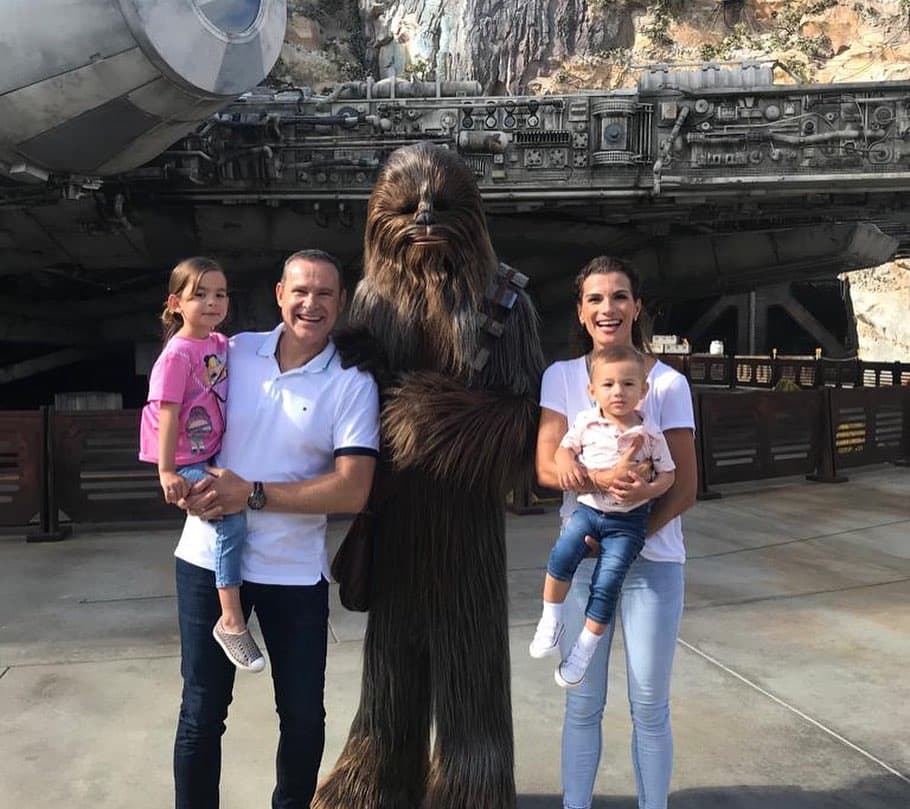 Alan, Cristy, Michelle y Liam cumplieron el sueño de ser parte de la gran saga de 'Star Wars' y en cuanto se encontraron con Chewbacca no perdieron la oportunidad de tomarse la foto.
