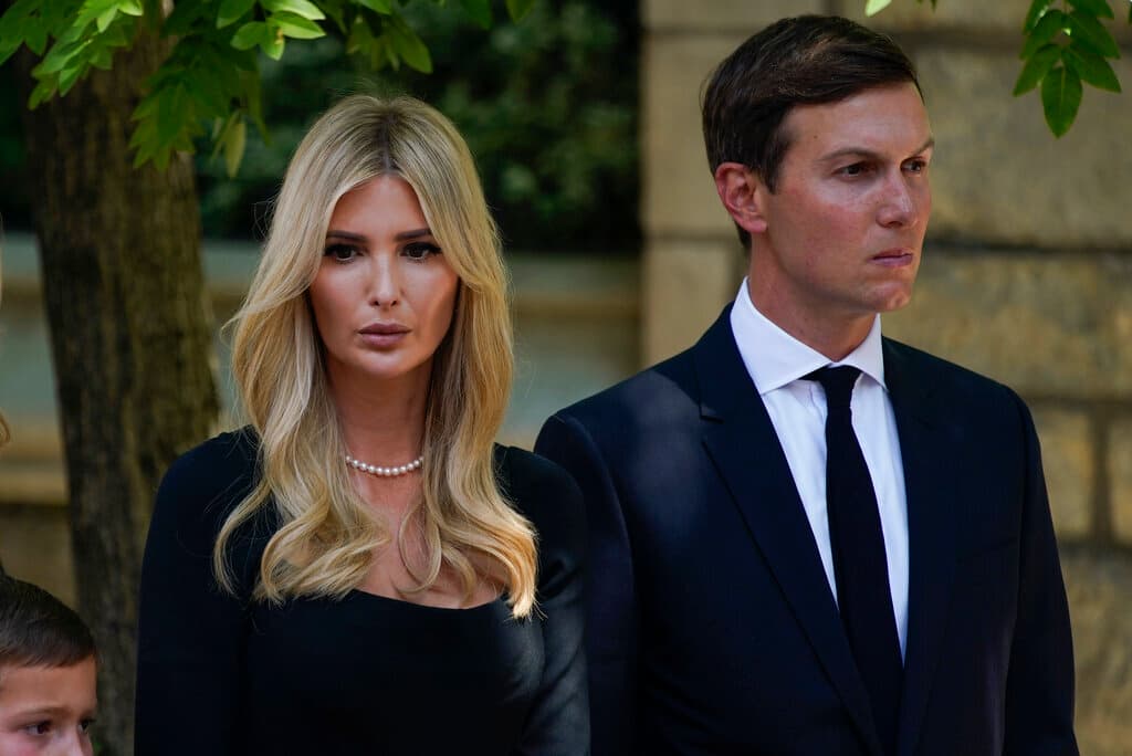 Acorde a CNN, 
<b>Ivanka Trump y Jared Kushner </b>compraron un lote de la isla perteneciente a Julio Iglesias. La residencia en 4 Indian Creek Island Rd. de la familia Kushner-Trump era el cuarto de un total de cuatro espacios vacíos frente al mar.