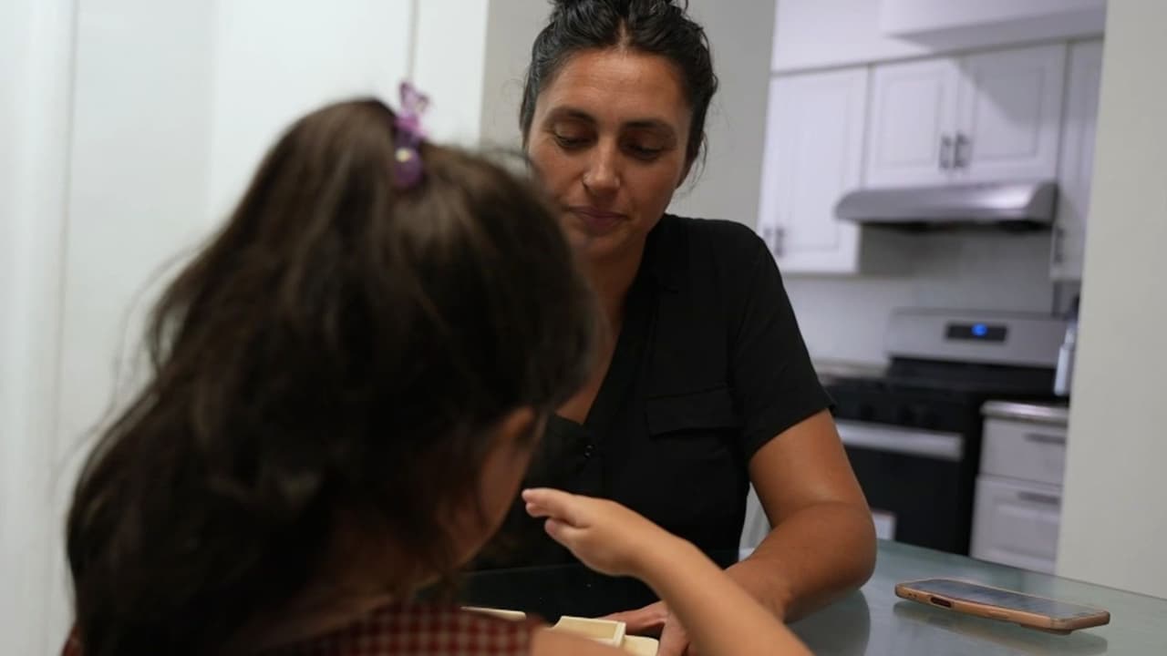 Familia hispana abre su hogar a niñas abandonadas por su madre