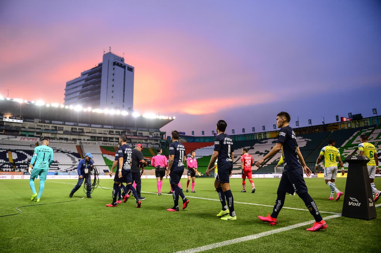 Es atípico apreciar un escenario tan espectacular en medio de un partido importante pero que carece de su principal ingrediente: la afición.