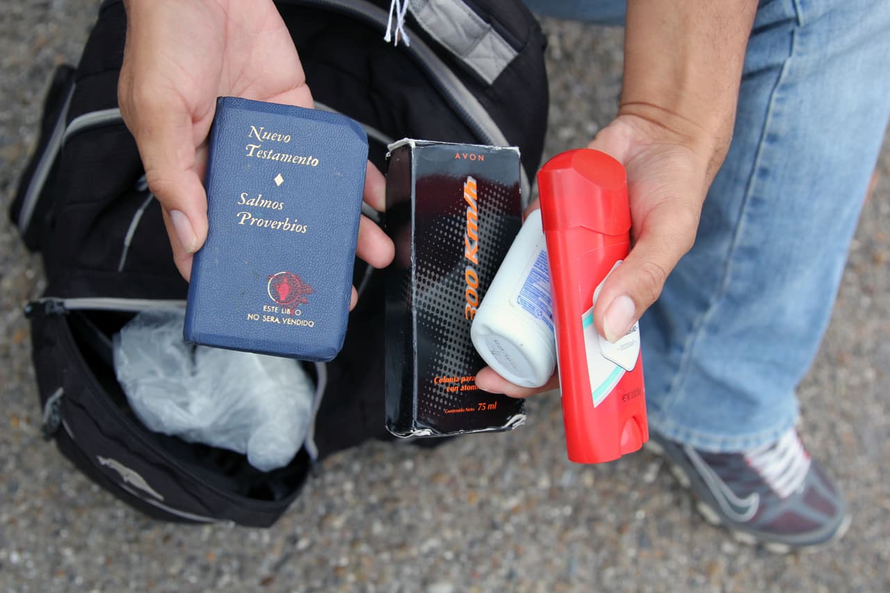 <b>Juan García</b>, de 39 años, sostiene en la palma de su mano un pequeño ejemplar del Nuevo Testamento. Su pareja, que no lo acompañó en la travesía hacia Estados, se lo puso en la mochila antes de su partida. Este hondureño dice que lo leía cuando se sentía “deprimido”. Fue deportado de Estados Unidos en 2013; entonces entró solo. Esta vez hizo el viaje con su niño de 9 años y dejó atrás a tres hijos más. "Nos están dejando pasar con niños menores de edad", asegura sobre el proceso migratorio.