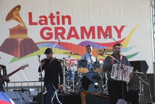 “ Los Canarios de Michoacán” pusieron a bailar a cientos de Arizoneneses en los Latin Grammy Street Parties en Phoenix, quienes no pudieron resistirse al carismático grupo de música regional mexicana, su sonido único del arpa y a sus conocidos sencillos. 