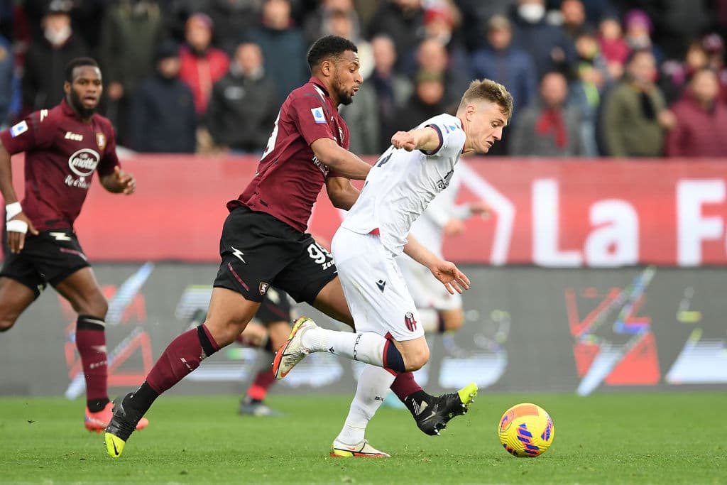 Dusan Vlahovic destaca con dos anotaciones en la victoria 2-3 sobre el Empoli y Bologna empata 1-1 con Salernitana.