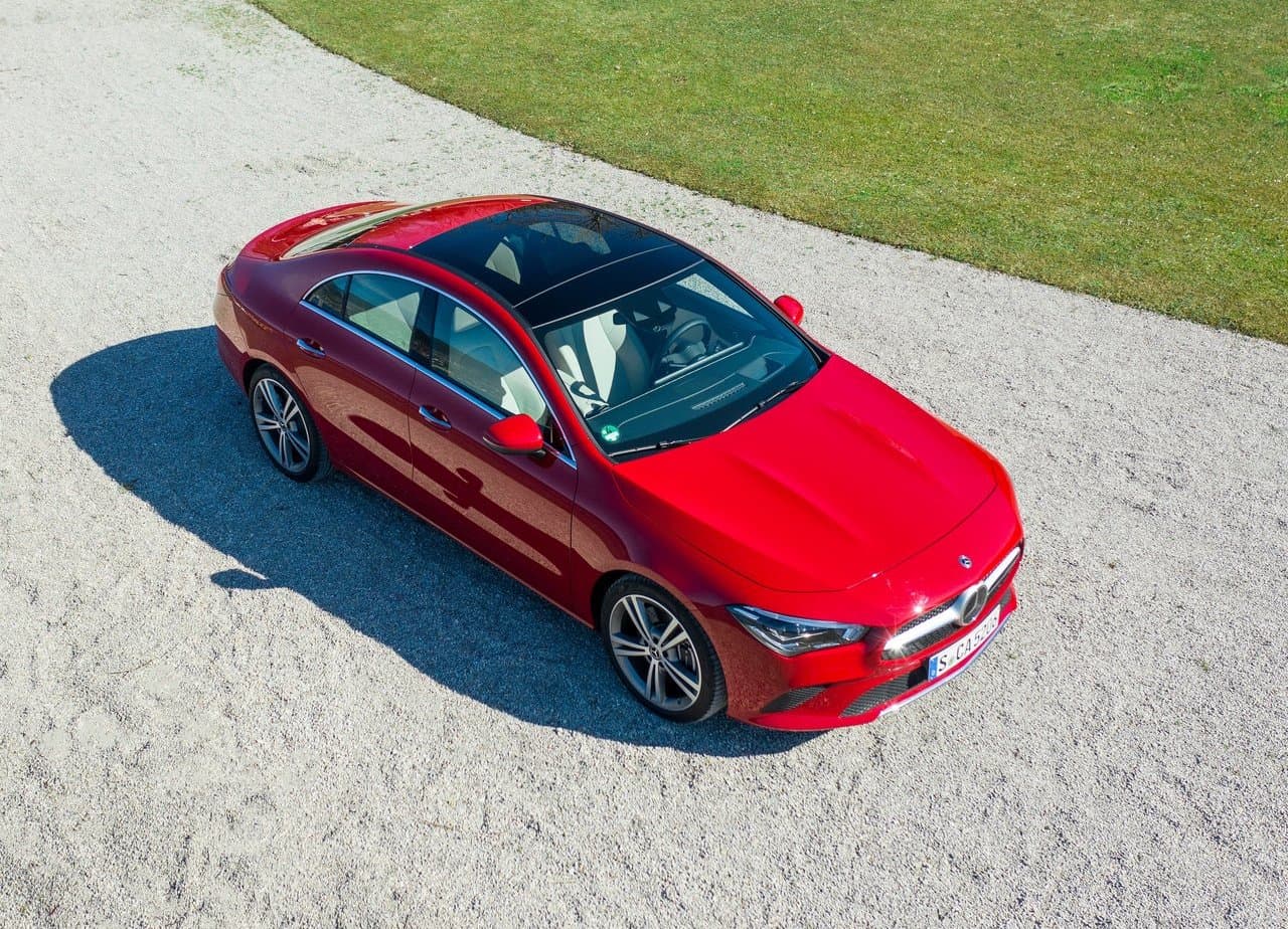 <h3 class="cms-H3-H3"><b>9. Mercedes-Benz CLA</b></h3>
<br>
<b>Diferencial porcentual de precio sobre modelo de un año de uso: </b>37.0%
<br>
<b>Diferencial de precio en dólares sobre modelo de un año de uso: </b>$15,838
<br>
<br>El CLA es el auto de entrada al portafolio de vehículos de Mercedes-Benz y es criticado porque los materiales de su cabina no son de la misma calidad que los encontrados en los otros modelos. Eso sí, en otras áreas tiene a su favor la reputación de los grandes autos alemanes.
<br>
<br>