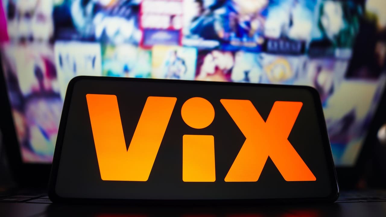 <h3 class="cms-H3-H3">Los 4 términos extra:</h3> 
<b>Streaming: el cine que vive en línea</b> 
<br>Antes descargábamos canciones y películas; ahora solo las transmitimos. Eso es el streaming: reproducir contenido sin guardarlo, en tiempo real. ViX, Netflix, Spotify o YouTube viven de esto. El secreto para que funcione bien está en una buena conexión. Si se pausa, no culpes al actor: revisa tu Wi-Fi. 
<br>
<b>Algoritmo: el editor invisible </b>
<br>Cada vez que ves videos recomendados, noticias o reels, hay un algoritmo trabajando. Es un sistema que analiza lo que ves, cuánto tiempo miras, qué te gusta o qué ignoras… y te sirve más de lo mismo. No es magia, es matemáticas con psicología. Si solo ves un tipo de contenido, no es que el mundo se haya vuelto igual: es que el algoritmo cree que eso es lo que quieres ver. 
<br>
<b>Inteligencia artificial (IA): la mente digital </b>
<br>La IA ya no es cosa del futuro. Es la tecnología que permite que las máquinas aprendan de datos, reconozcan patrones y generen respuestas. Está detrás de asistentes virtuales, traductores, cámaras que enfocan solas, etc. No piensa como un humano, pero aprende de millones de ejemplos. Usada bien, la IA ahorra tiempo y potencia la creatividad. Usada mal, puede desinformar. La clave está en entenderla, no temerle. 
<br>
<b>VPN: tu túnel privado en internet </b>
<br>Una VPN (Red Privada Virtual) crea una conexión cifrada entre tu dispositivo e internet. Sirve para proteger tus datos, navegar desde redes públicas sin riesgo y acceder a contenido restringido por región. No es solo para “ver series de otros países”: también protege tu identidad digital. Piénsala como una capa de invisibilidad que viaja contigo en línea.