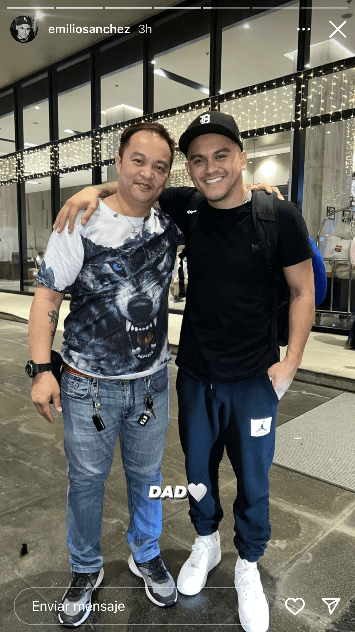 Lo hizo con algunos retratos que se ha tomado con su mamá y su papá durante esta visita a Filipinas. 
<br>