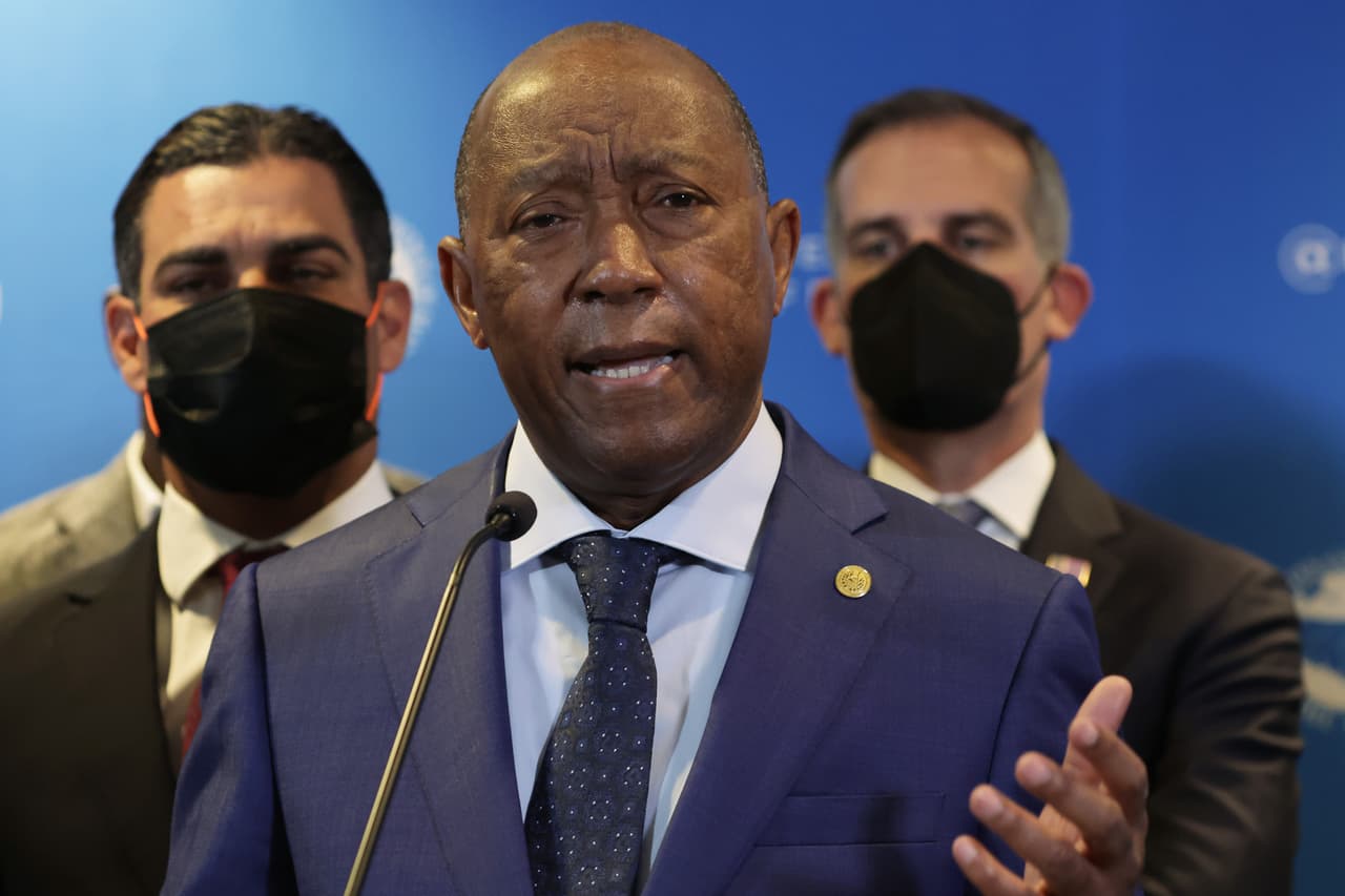 Congresista de EEUU, Craig Goldman: "
<b>No sólo fue un tremendo Representante Estatal, Alcalde y Congresista, fue un tremendo amigo.</b> Era apasionado, extremadamente inteligente y respetado por todos los que lo conocieron y trabajaron con él. Texas perdió una leyenda hoy".
<br>