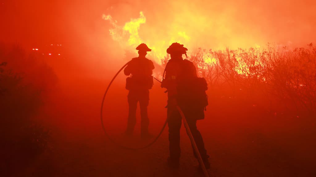 “La peor situación”: Incendios arrasan con todo a su paso al oeste de Los Ángeles