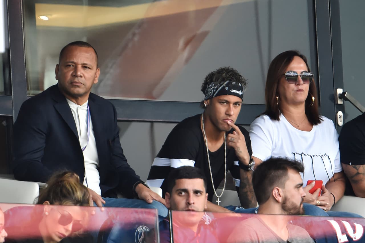A diferencia del padre de Neymar, ella poco se involucra en la carrera profesional de su hijo, en su paso por Brasil, España y ahora por Francia.