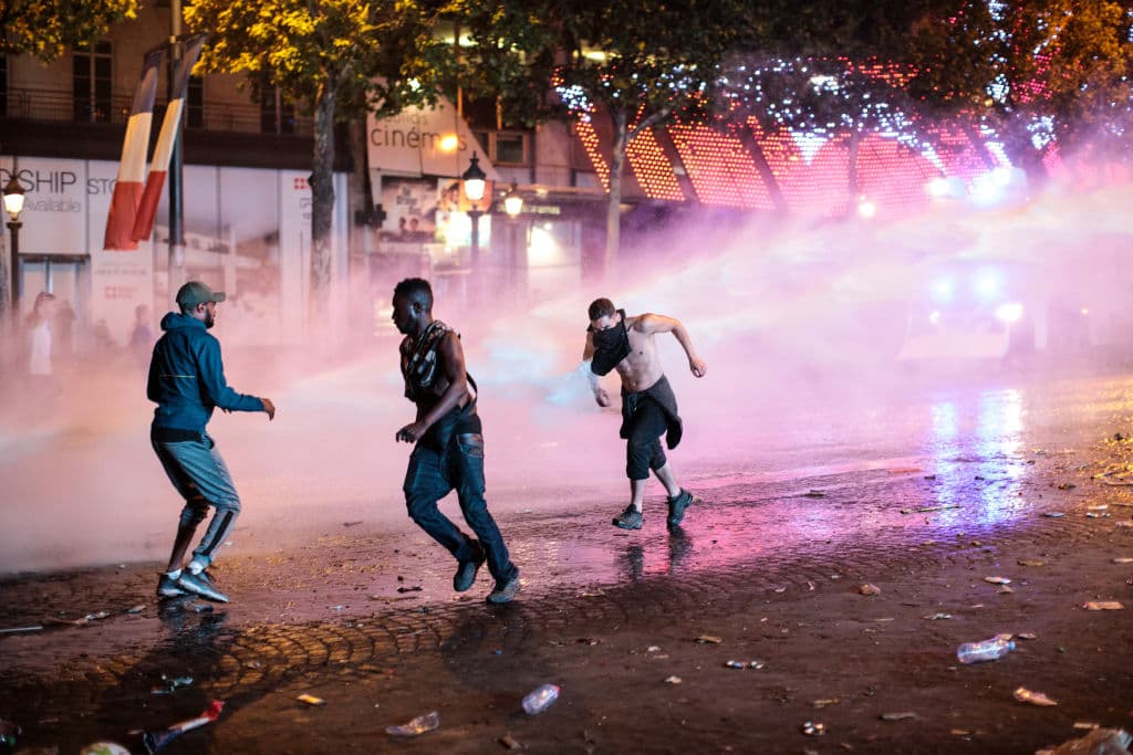 La madrugada en París fue escenario de enfrentamientos entre la Policía y cientos de personas tras la celebración del título de Francia en el Mundial de Rusia 2018.