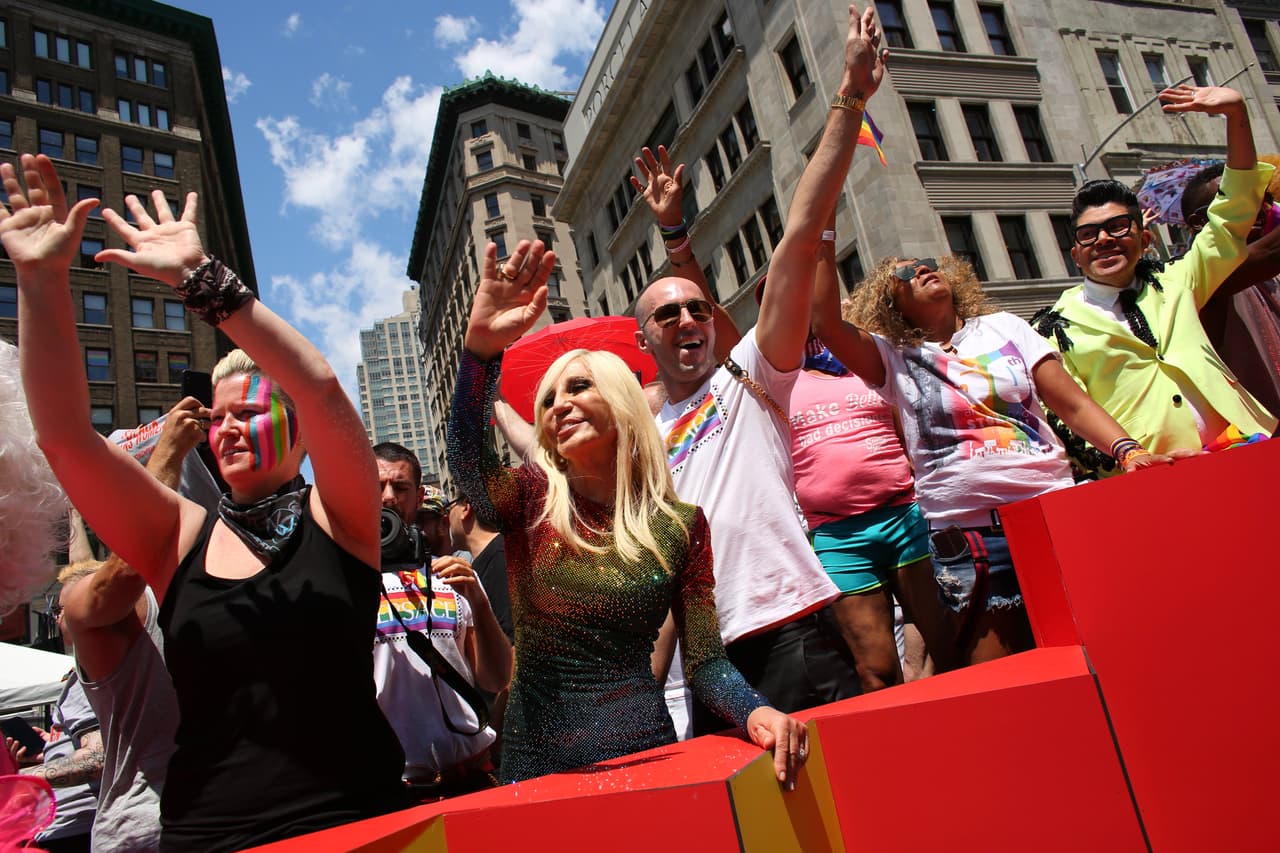 Donatella Versace asiste a la Marcha del Orgullo de Nueva York