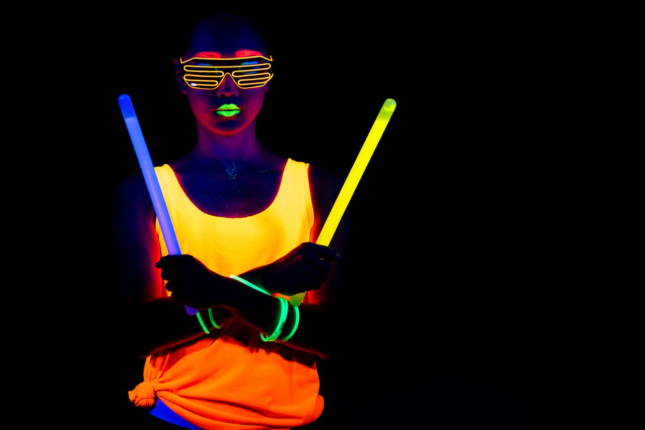 <b>Complementa tu disfraz con accesorios luminosos.</b> Desde una linterna de mano a palitos fluorescentes o cintas reflejante. Esta simple precaución puede ayudar a alertas a los conductores de tu presencia.