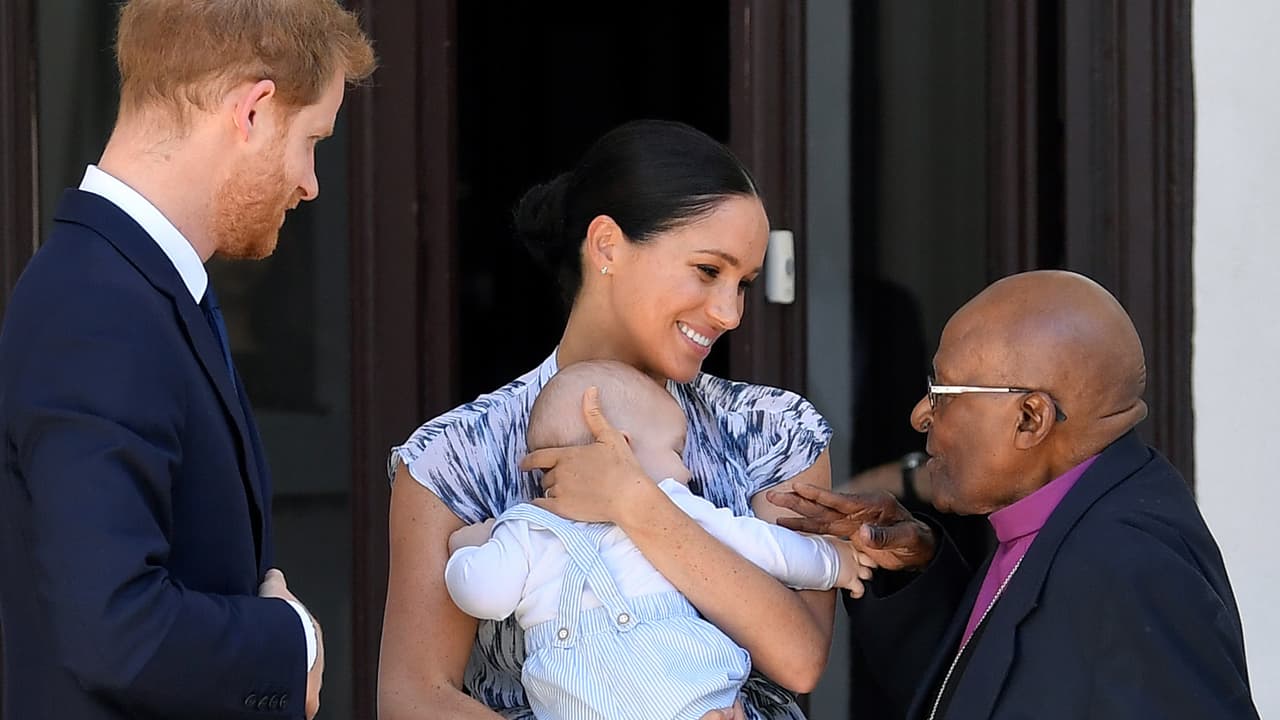 Así fue el primer compromiso oficial de Archie en África con el premio Nobel de la paz Desmond Tutu