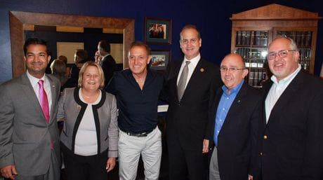 Franco de Vita junto a los congresistas Ileana Ros-Lehtinen, Mario Díaz Balart y Carlos Curbelo.