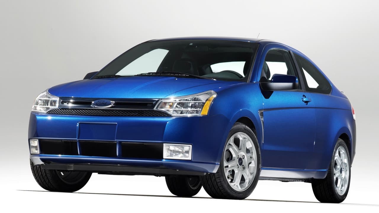 La versión estadounidense del Ford Focus, eventualmente degeneró en este modelo
<b> visualmente triste</b> que dañó la reputación del nombre en nuestro territorio a pesar de ser un vehículo mecanicamente sólido y competente. Las versiones station wagon y hatchbacks fueron eliminadas.