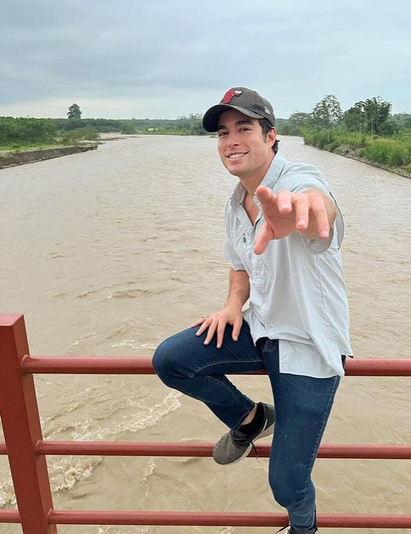 Lamenta no estar en fechas importantes por la distancia: "Perderme matrimonios, bodas, fiestas, cumpleaños, perderme de ver a mi hermano menor crecer, es sin duda la ausencia más grande que he tenido", reiteró al matutino.
<br>